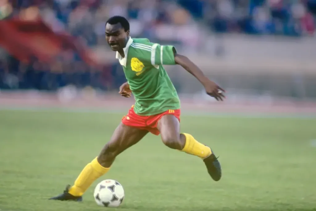Roger Milla (Cameroon/42 Tuổi 1 Tháng 8 Ngày)
