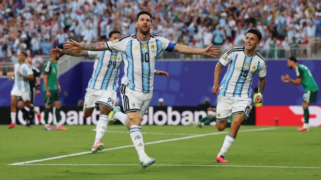 Argentina với sự lãnh đạo của đội trưởng Messi, đã đánh bại Algeria với tỷ số thuyết phục 3-0. Ảnh: FIFA