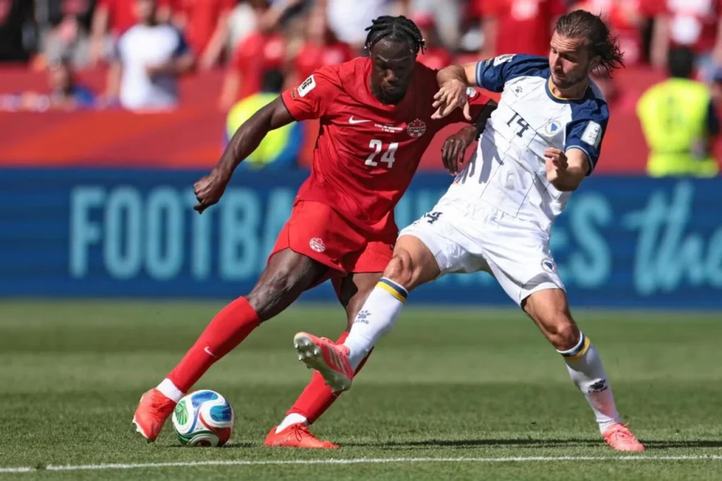 Canada khó khăn giành lại 1 điểm khi đón tiếp Bosnia-Herzegovina. Ảnh: FIFA