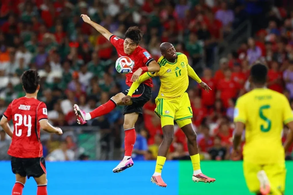Nam Phi giành chiến thắng sít sao 1-0, chính thức bước chân vào vòng 32 đội. Ảnh: FIFA