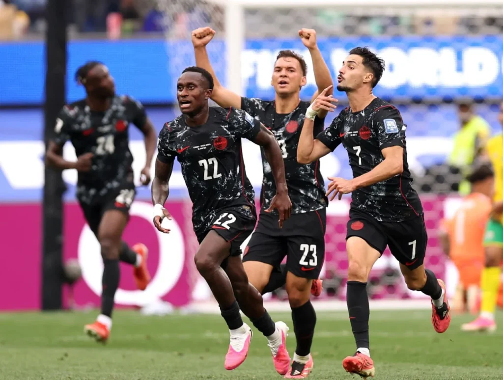Canada đánh bại Nam Phi với tỷ số tối thiểu 1-0, chính thức vào vòng 16 đội. Ảnh: FIFA