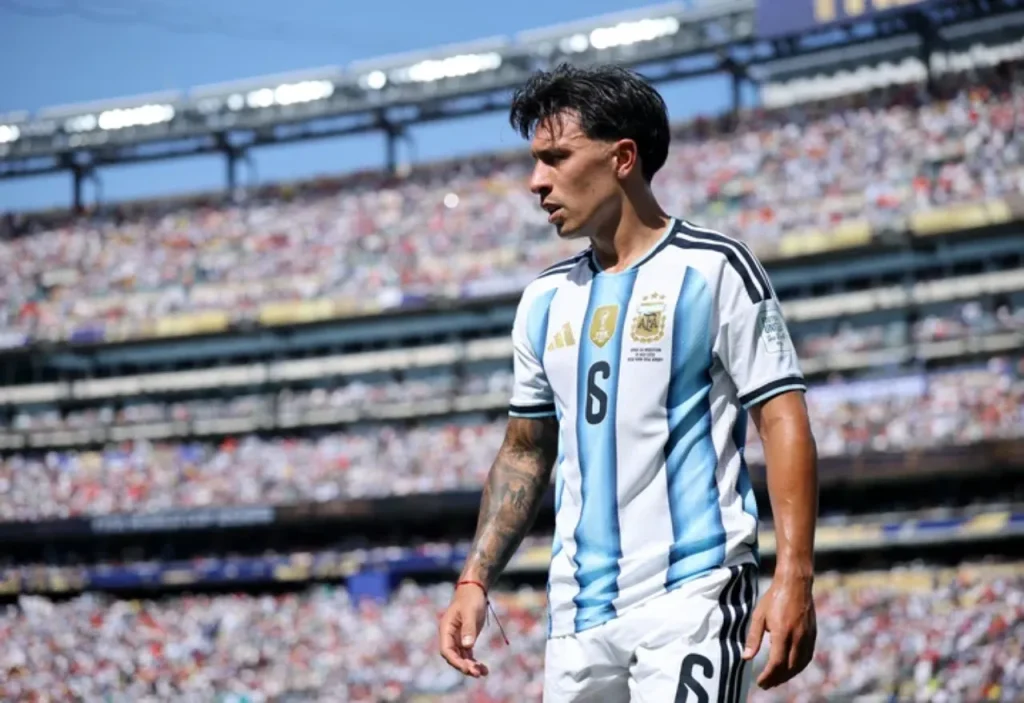 Trung vệ: Lisandro Martínez (Argentina)